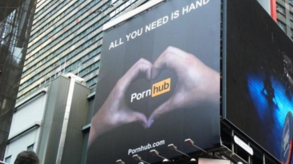 Pornhub się reklamuje. 