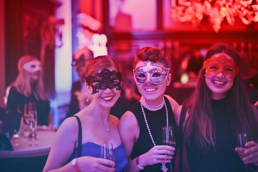 Kobiety w maskach na imprezie