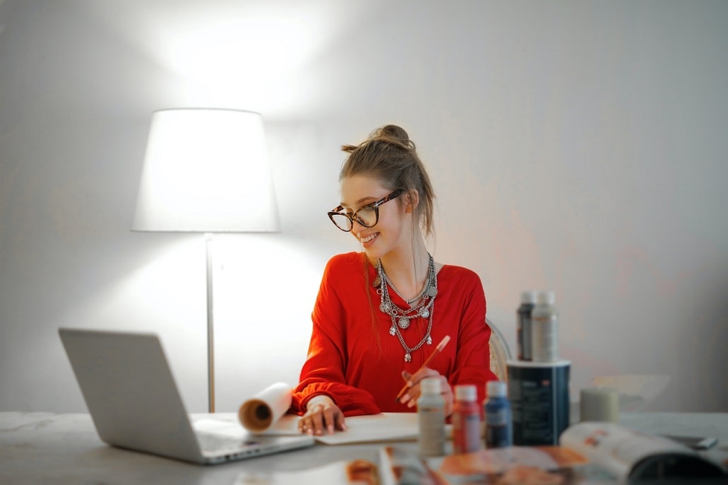 Home office praca zdalna kobieta przed komputerem