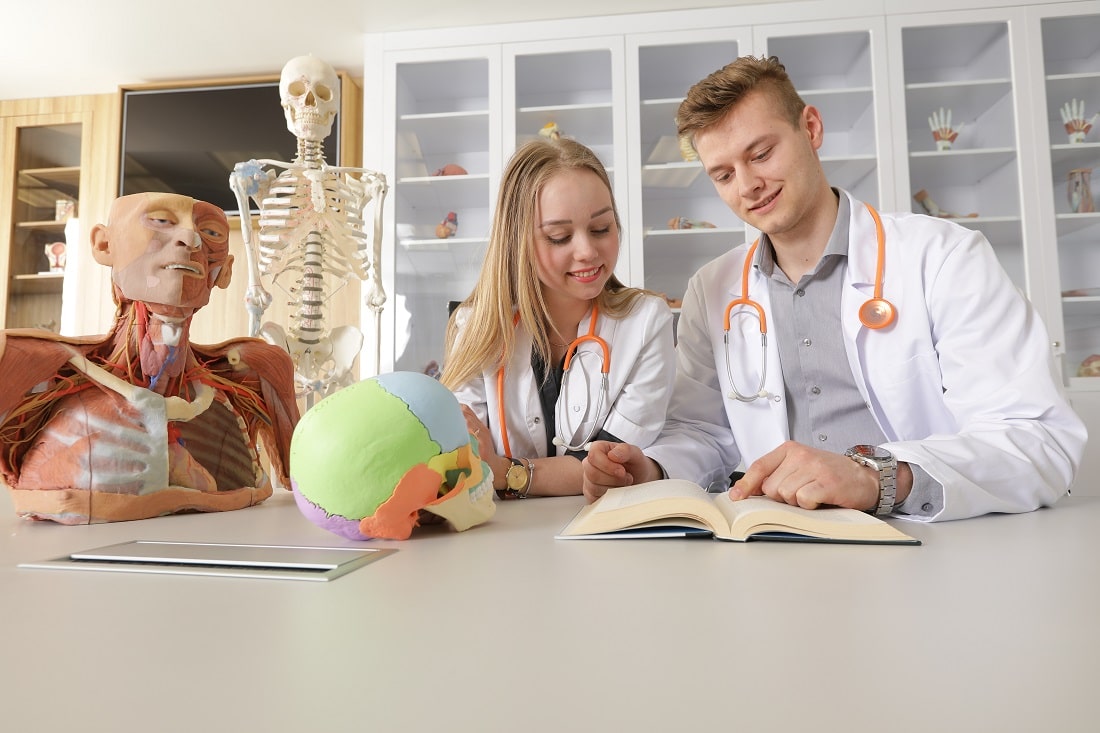 Studenci medycyny razem si ucz