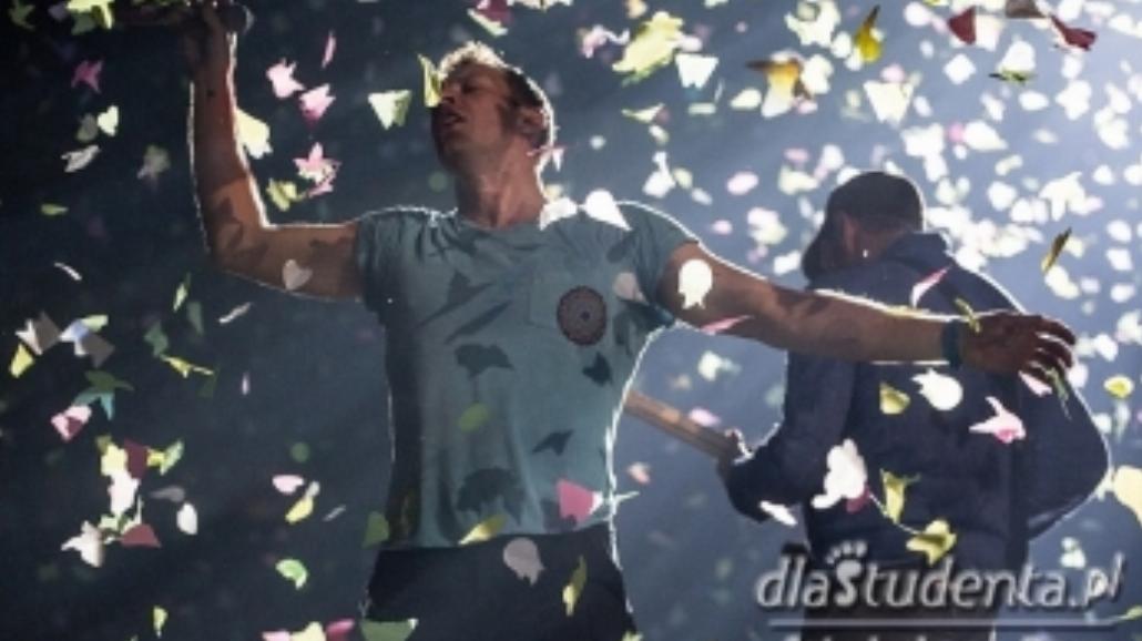 Światła i morze confetti na koncercie Coldplay