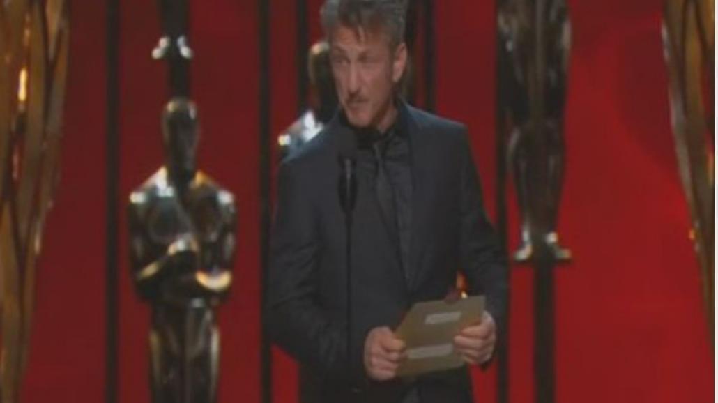 Sean Penn żartuje na Oscarach. 
