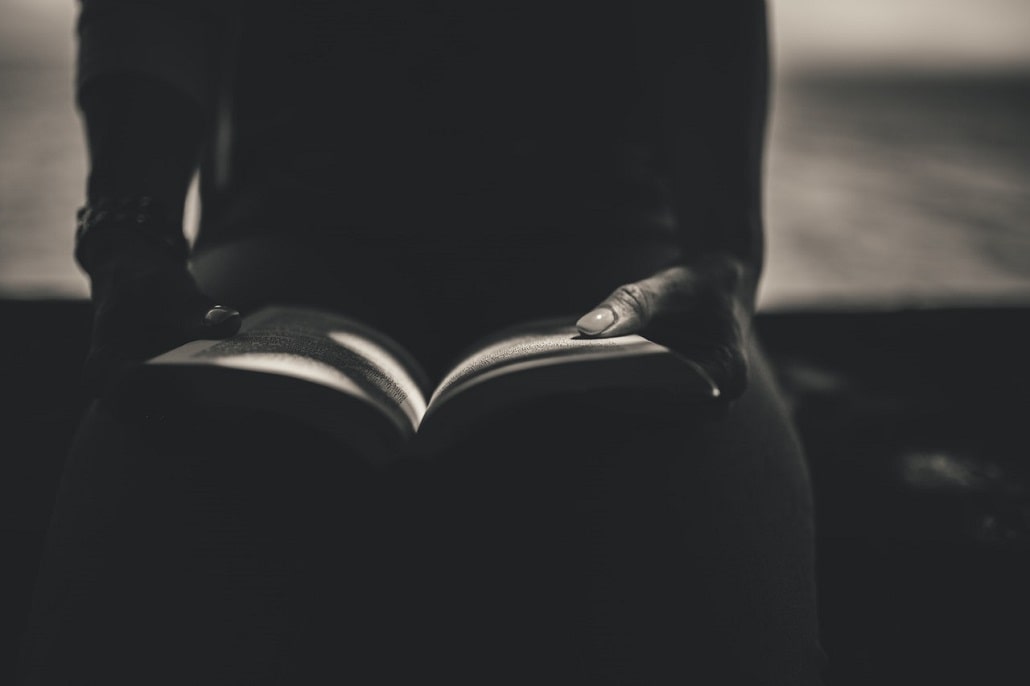 Człowiek czyta książkę, czarno-białe zdjęcie