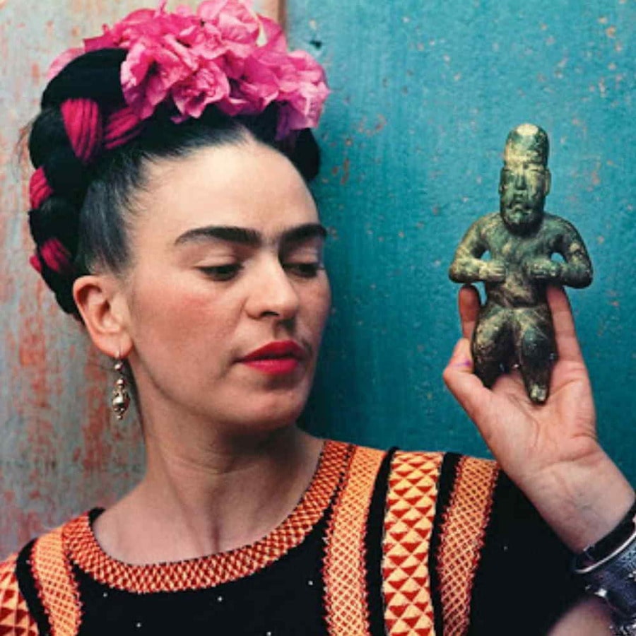 Frida Kahlo z figurką z kultury Olmeków