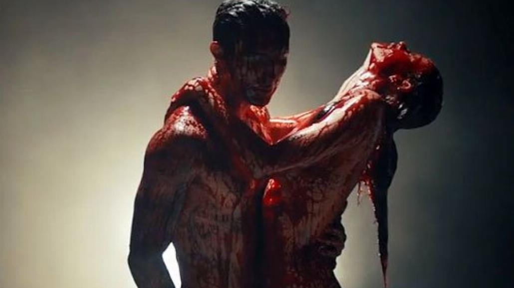Seks we krwi w teledysku Maroon 5. 