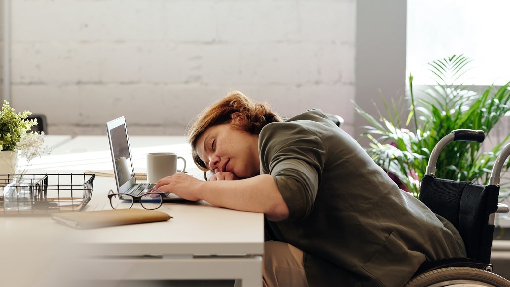 Jak radzić sobie z niewyspaniem? - praktyczne wskazówki dla pełnych energii dni