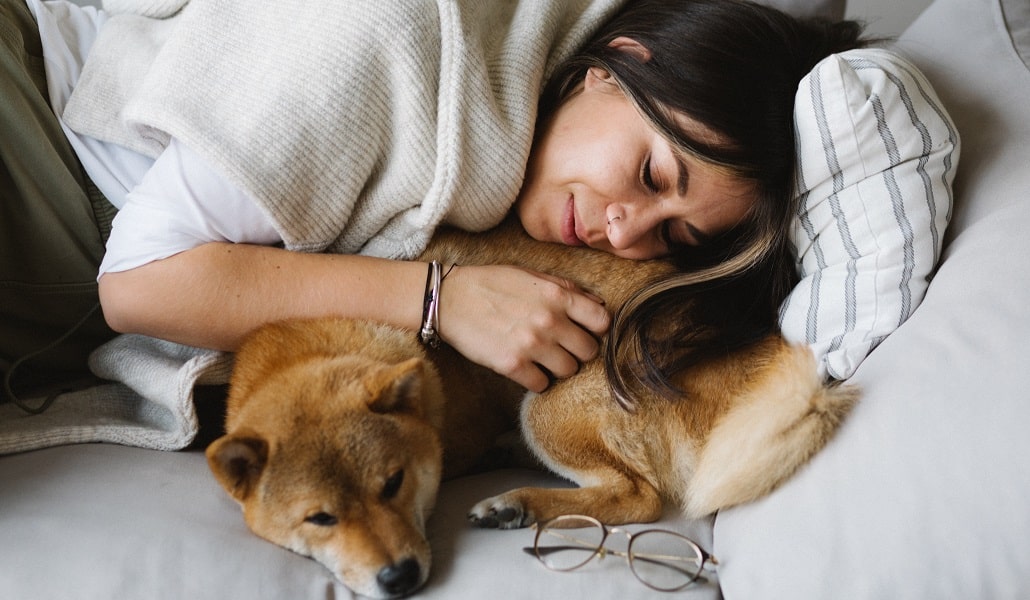 Czy spanie w łóżku z psem to dobry pomysł?