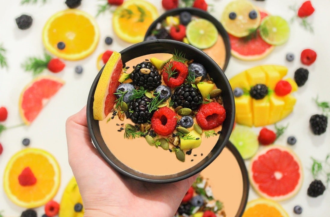 Owocowe smoothie bowl na tle owoców