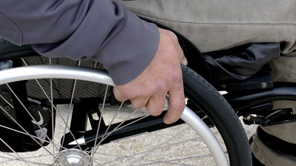 Niepełnosprawna osoba na wózku inwalidzkim