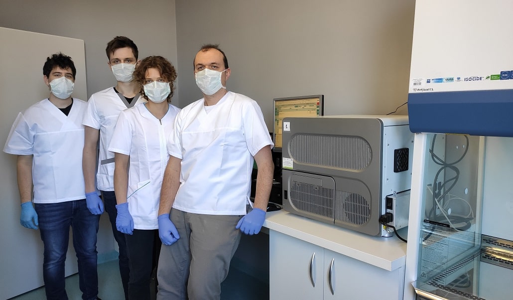 Naukowcy Uniwersytetu gdańskiego obok aparatury do walki z koronawirusem