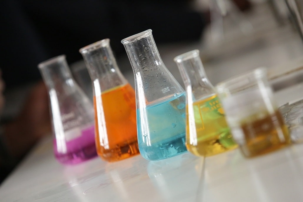 Fiolki laboratoryjne z kolorowymi substancjami