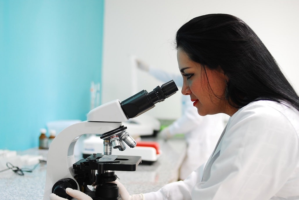 Kobieta naukowiec przy mikroskopie