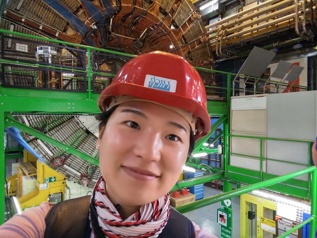 Dr Jihyun Bhom z Instytutu Fizyki Jądrowej PAN w Krakowie na tle detektora LHCb w CERN. (Źródło: IFJ PAN) 