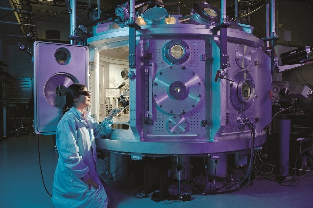 Naukowiec w Laboratorum przeprowadza eksperyment z dużym urządzeniem