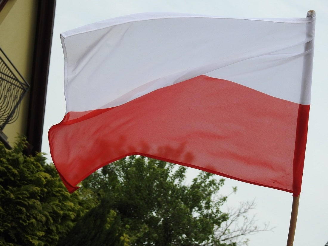 Flaga Polski powiewa dumnie na wietrze