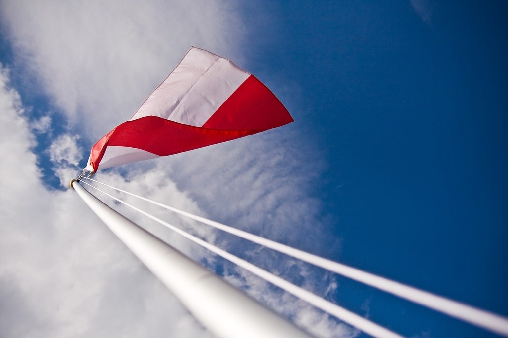 Polska flaga powiewająca na wiatrze