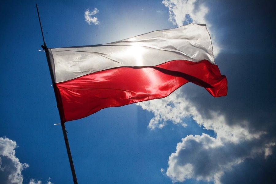 Polska flaga powiewająca na wiatrze