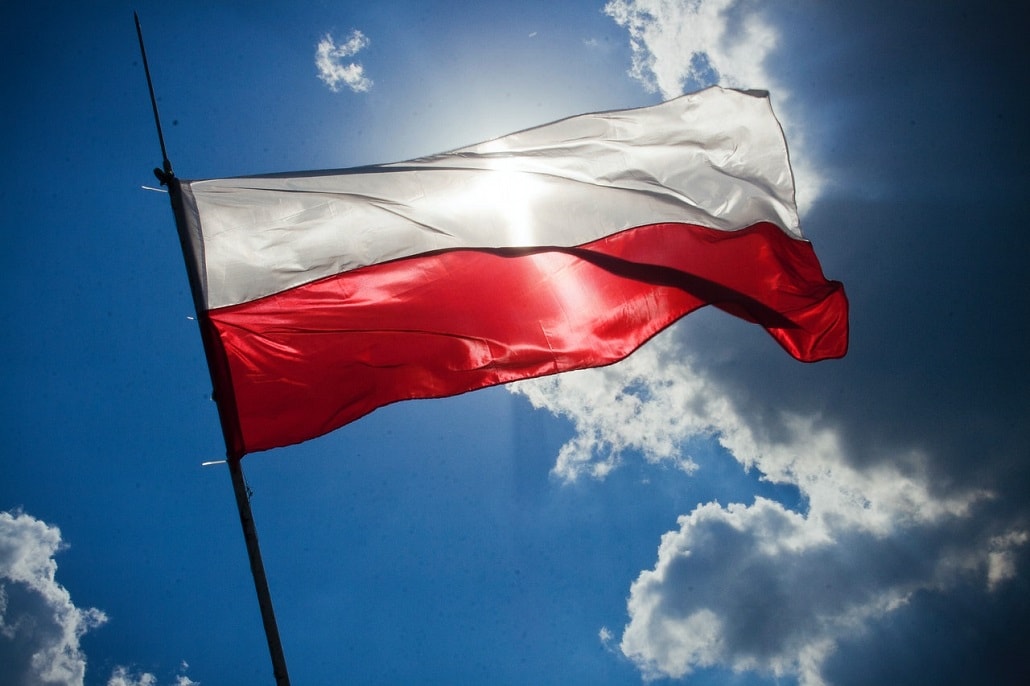 Polska flaga powiewa na wietrze