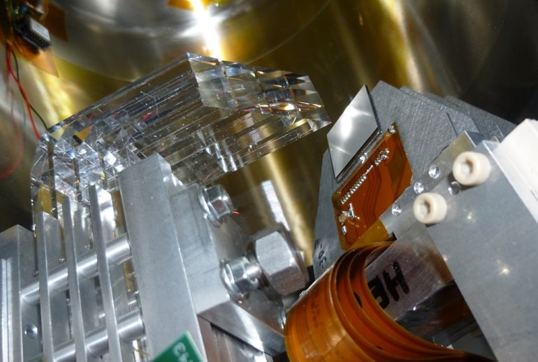 Zdjęcie detektora AFP wykonane podczas instalacji w tunelu LHC. Po lewej widoczny kwarcowy detektor czasu przelotu, po prawej układ półprzewodnikowych detektorów mierzących położenie protonu. 