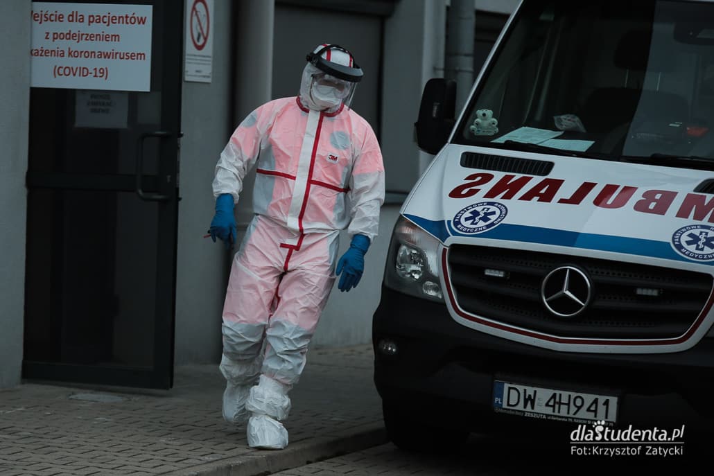 Lekarz w kombinezonie przy karetce, ewakuacja szpitala na koszarowej, Wrocław
