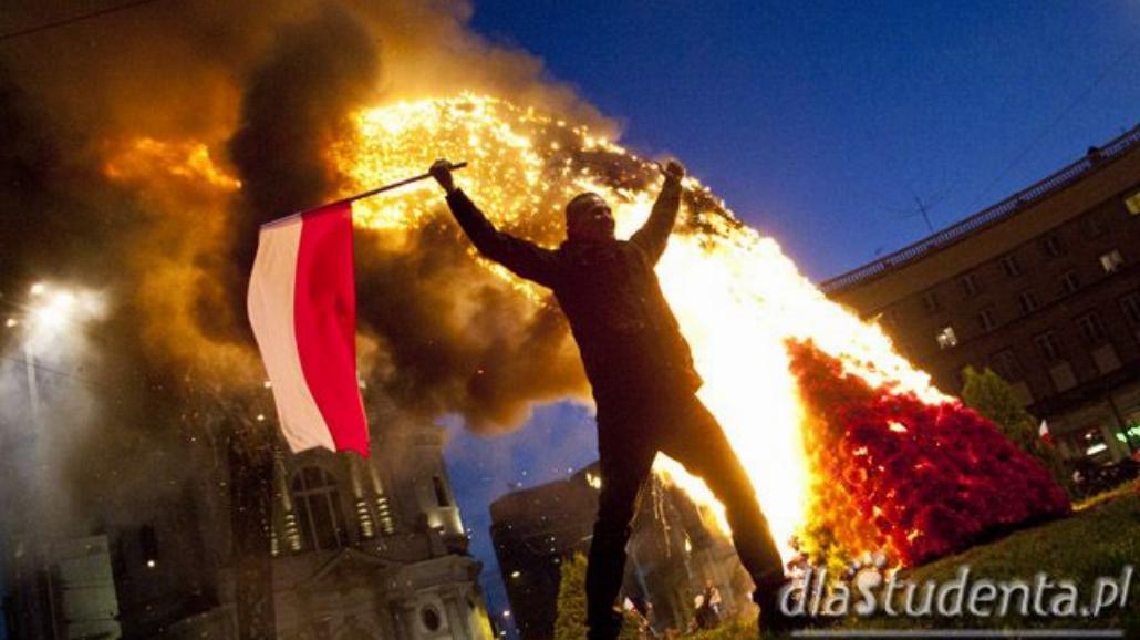 Zadyma na Marszu Niepodległości w Warszawie [FOTO]