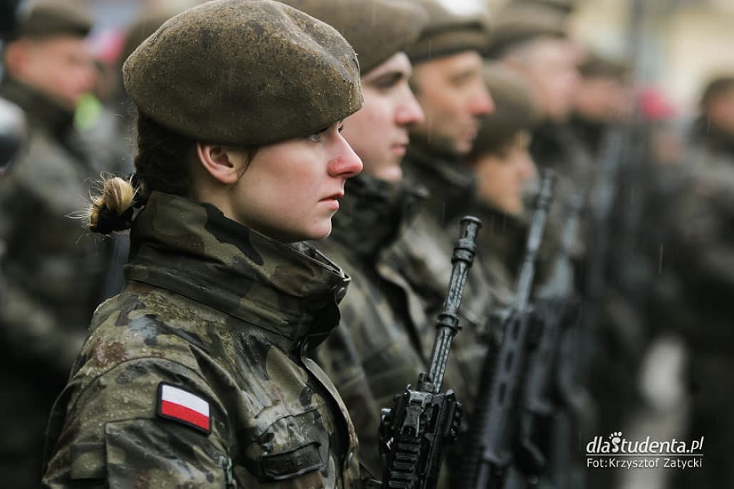 Żołnierka Wojsk Obrony Terytorialnej na Zaprzysiężeniu we Wrocławiu 2020