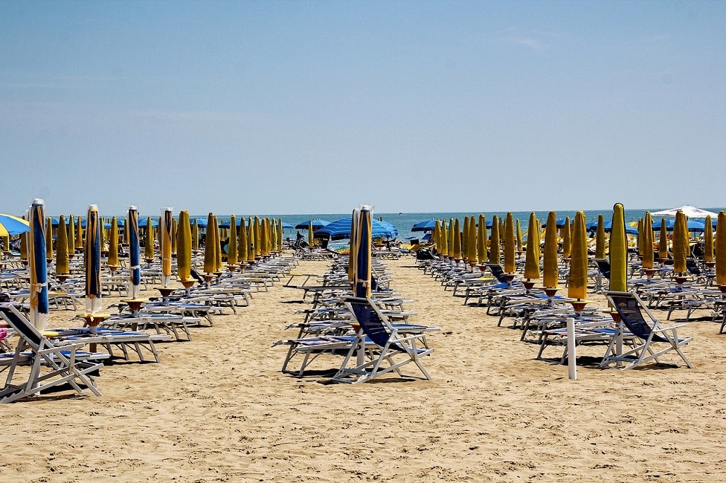 Plaża w Jesolo, Włochy. Leżaki
