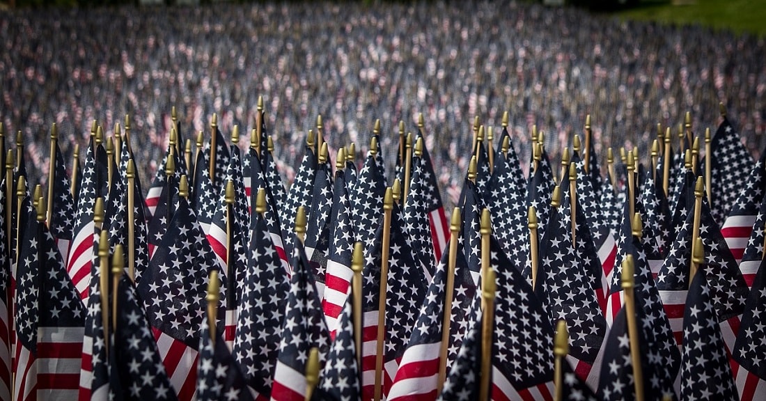 Tysiące flag USA aż po horyzont