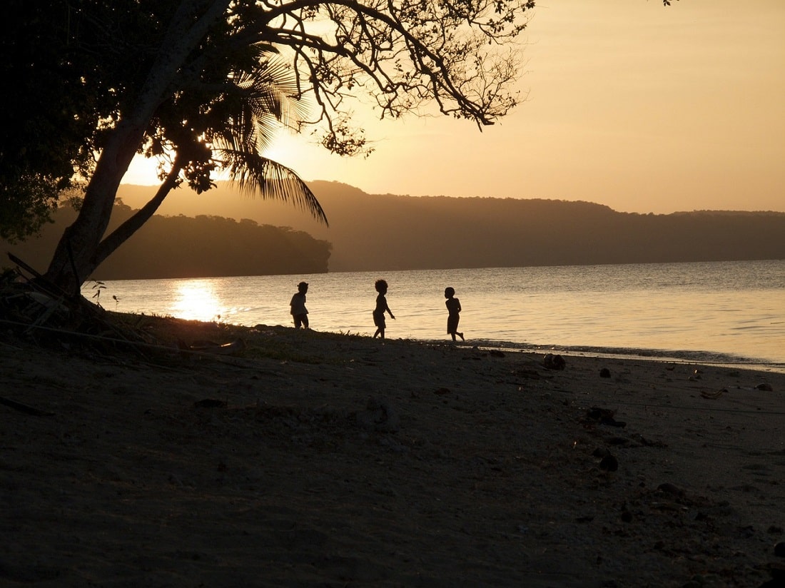 Dzieci na plaży Vanuatu