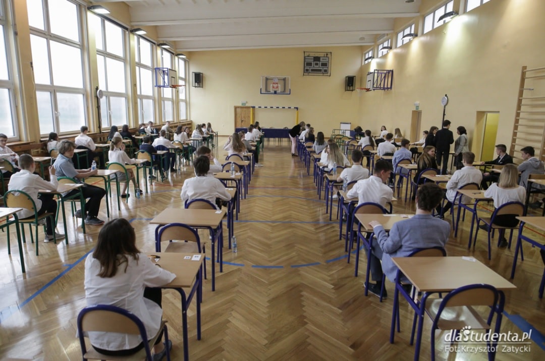 Sala pełna młodych ludzi piszących egzamin