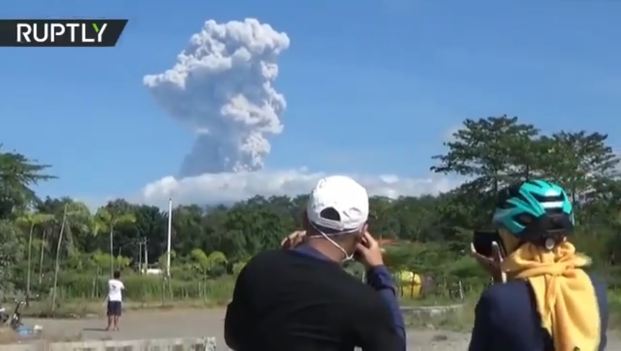 Kadr z nagrania, na którym widać erupcję wulkanu Merapi w Indonezji (czerwiec 2020)