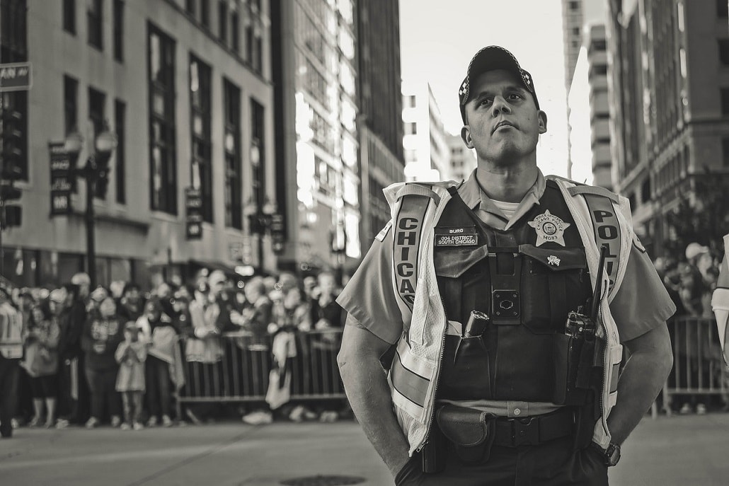 Policjant i protestujący w USA