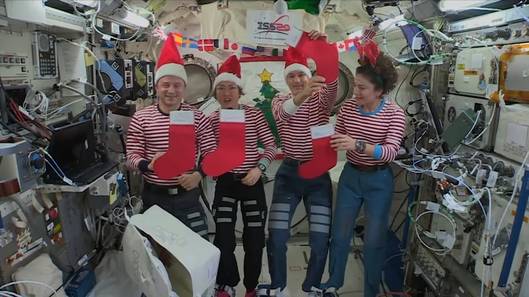 Astronauci z ISS rozpakowują świateczną paczkę