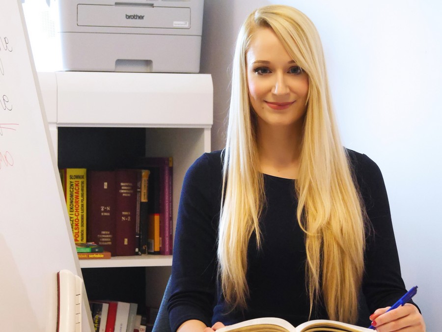 Ukończyła Serbistykę, prowadzi własne biuro tłumaczeń