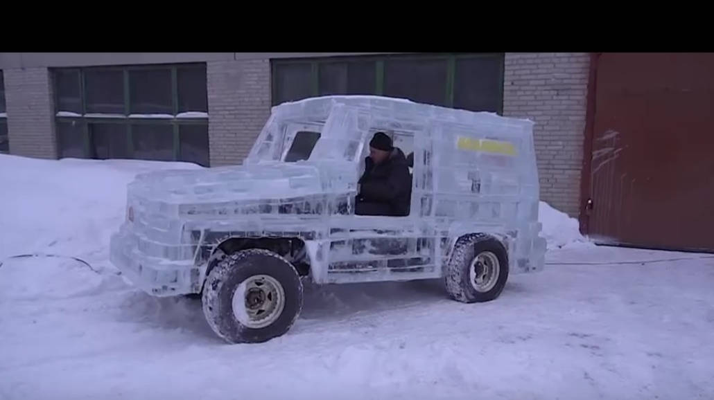Rosjanie zbudowali mercedesa z...lodu! Nagranie bije rekordy [WIDEO]