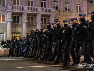 Policja komentuje sprawę pobicia protestującej kobiety w Głogowie - Głogów, protest, antymaseczkowcy, Polaku dawaj z nami, pobicie, policja