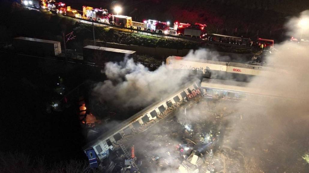 Zderzenie dwÃłch pociągÃłw w Grecji. Wagony stanęły w ogniu
