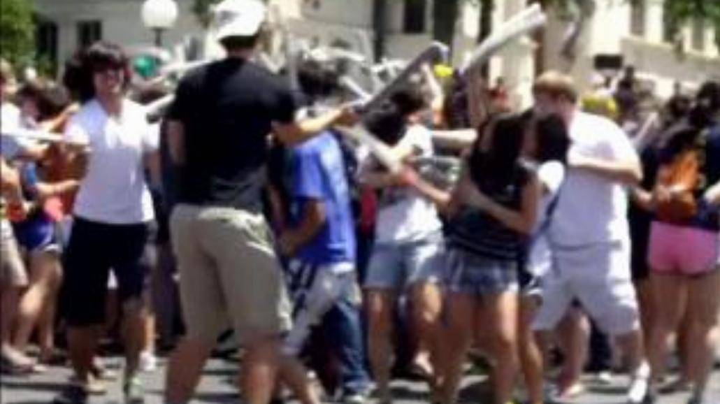 Student w masce Obamy potrącony przez autobus