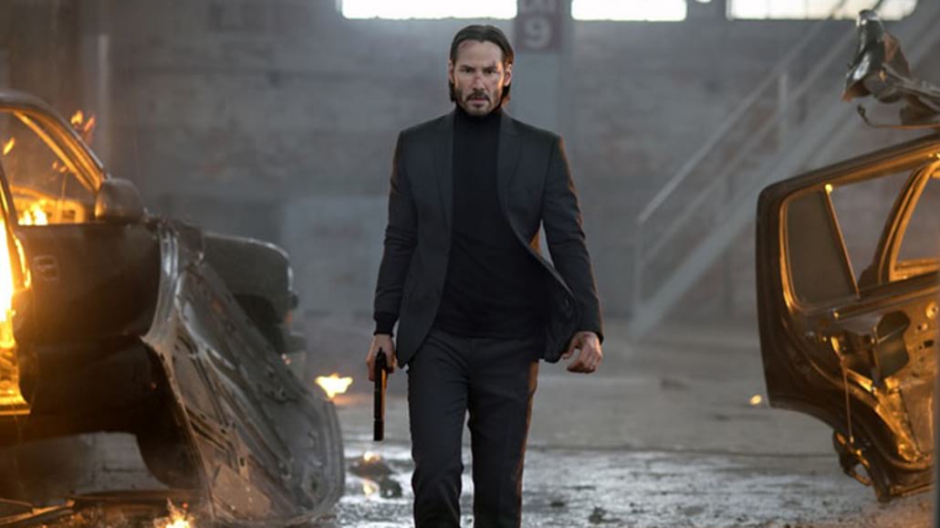 Kuloodporny Keanu ma nowy garnitur i nowego psa