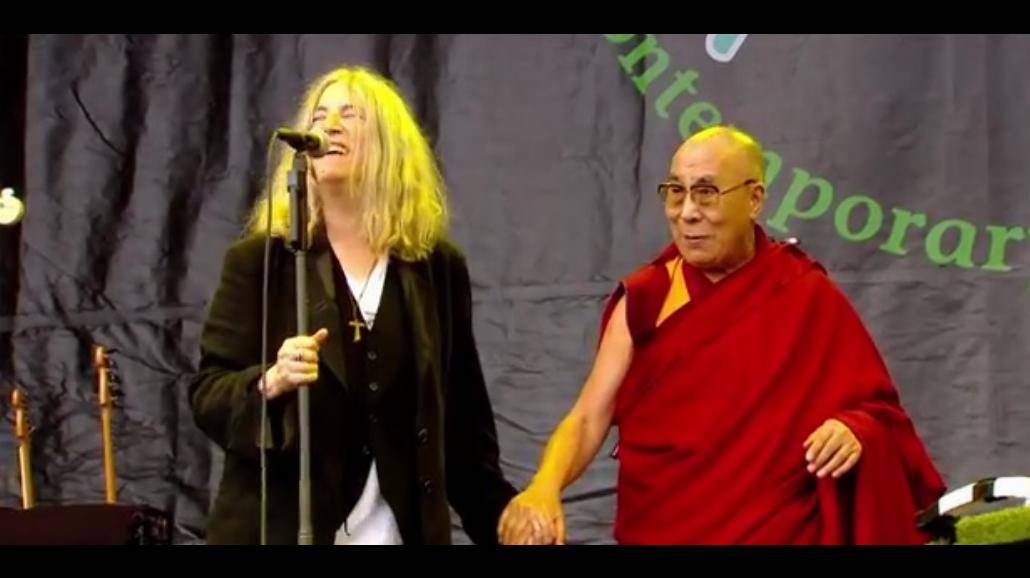 Dalajlama pojawił się na scenie Glastonbury 2015 [WIDEO]