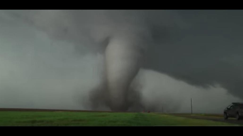Gigantyczne tornado w USA. Niewiarygodne nagranie [WIDEO]