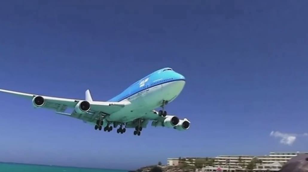 Ekstremalne nagrania z lądowania samolotów. To lotnisko leży przy samej plaży! [WIDEO]