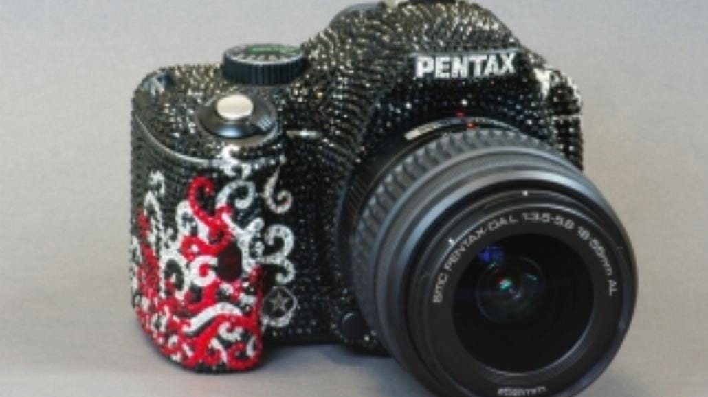 Lustrzanka Pentax z kryształkami Swarovskiego
