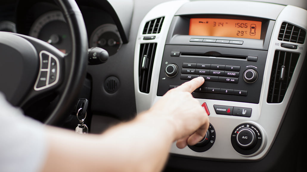 Jak wybrać radio samochodowe – słownik popularnych pojęć