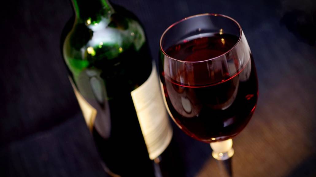 Jak usunąć plamę z wina?