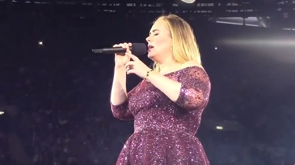 Adele traci głos