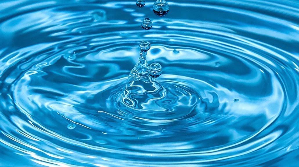 Dlaczego warto pić wodę? Właściwości wody