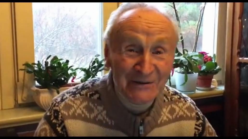 Skończył 93 lata, życzenia przeczytał na facebooku. Zobacz szokującą reakcję Dziarskiego Dziadka! [WIDEO]