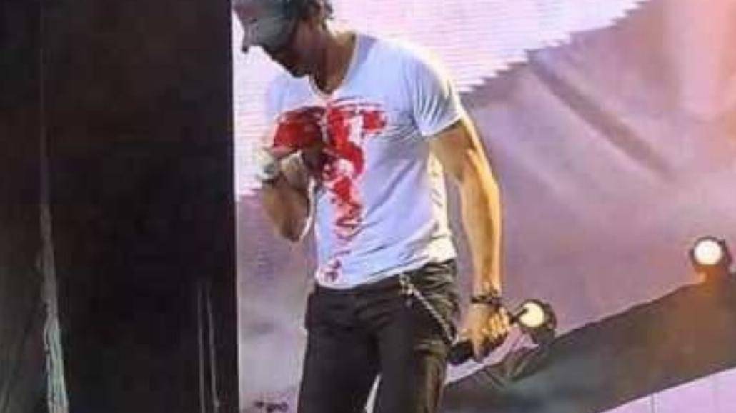 Enrique Iglesias raniony podczas koncertu [WIDEO]