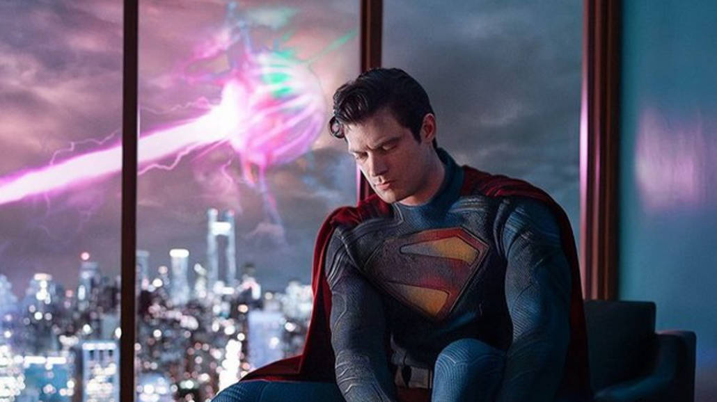 David Corenswet w stroju Supermana na oficjalnym zdjciu z filmu DC - Supeman 2024, aktor, kostium, filmy DC, nowy Superman